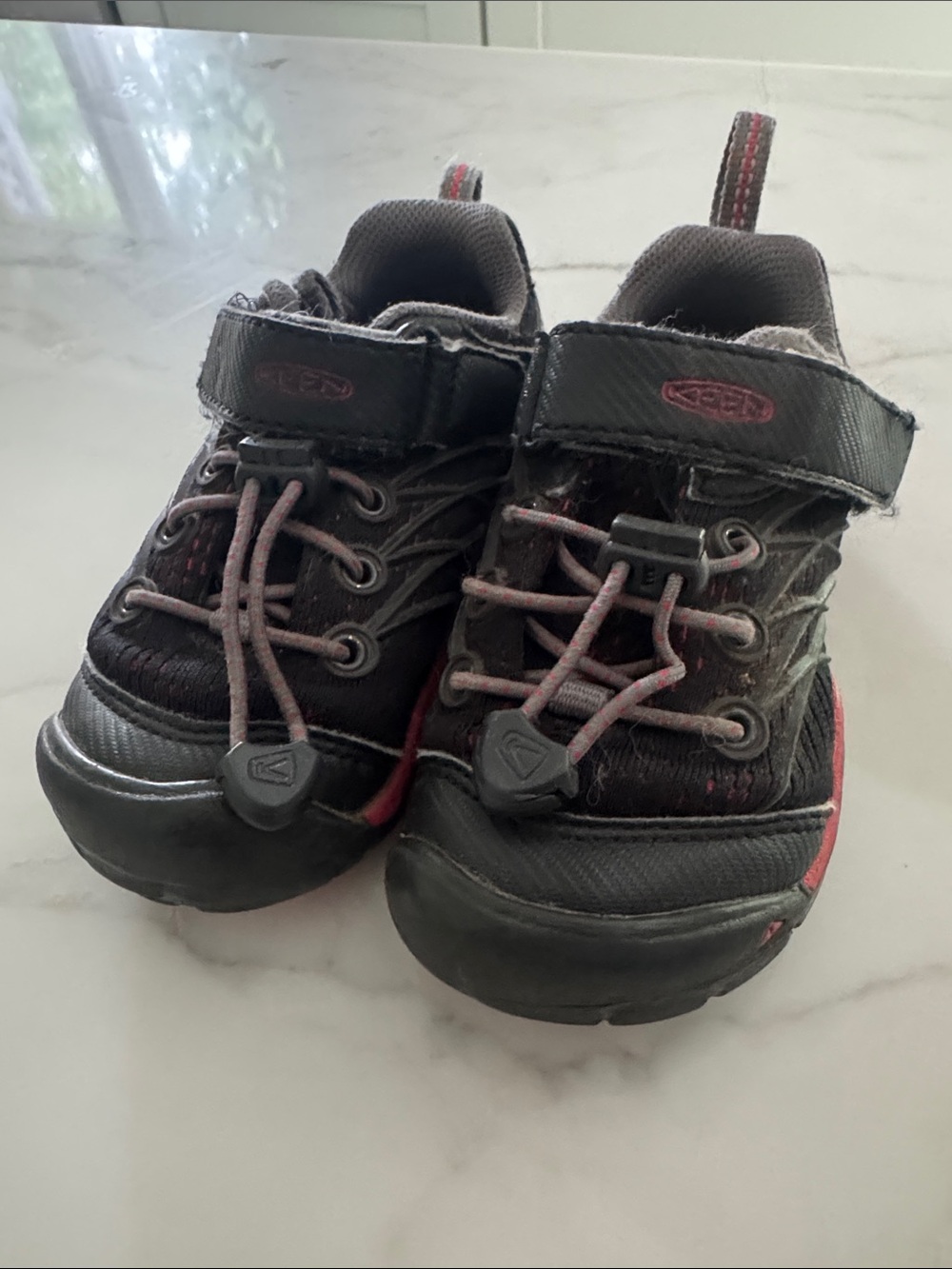 KEEN toddler 8 Kids Black and Red Athletic Shoes